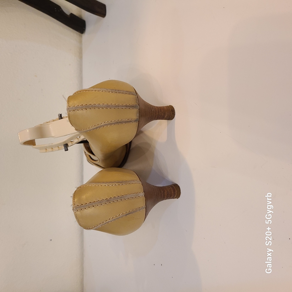 Salvatore Ferragamo Women's Tan and White Heels - Picture 5 of 7